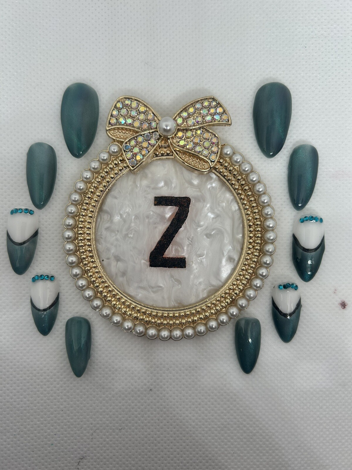 Z NAILZ! Gorgeous M Almond Green Cat Eye. Two Nails Have Stones. Press On Nails