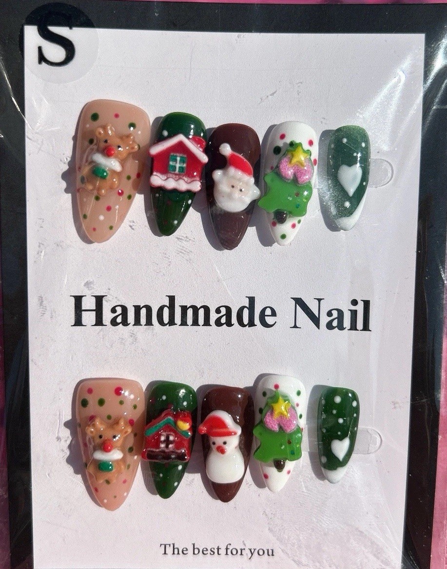 Handmade press on nails christmas sizes small, medium or large. Comes with glue