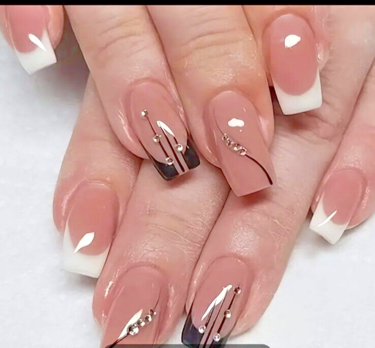 DO-IT-YOURSELF 24Pcs Glossy Press On Nails Nude Square French Tip Medium Length