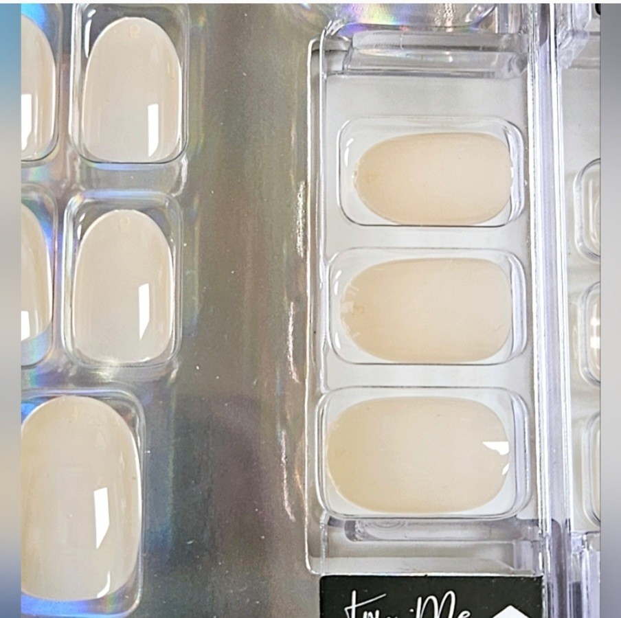 NWT PRETTY🦋WOMAN FAUX NAILS MEDIUM/SHORT CLEAR NUDE!