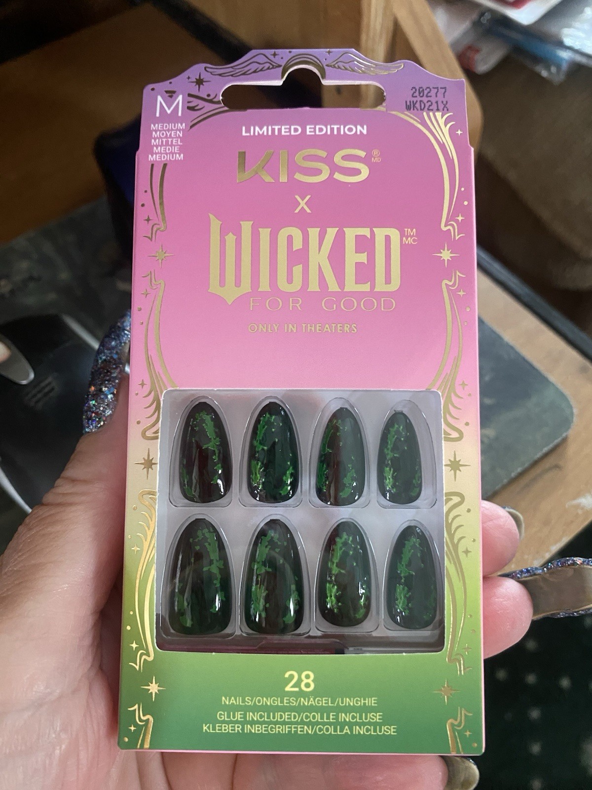 NEW LMTD WICKED MOVIE X KISS NAILS 28 GLUE MED ALMOND DARK GREEN W/LIGHT GREEN