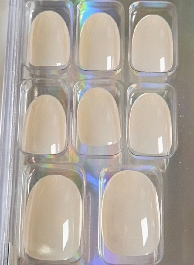 NWT PRETTY🦋WOMAN FAUX NAILS MEDIUM/SHORT CLEAR NUDE!