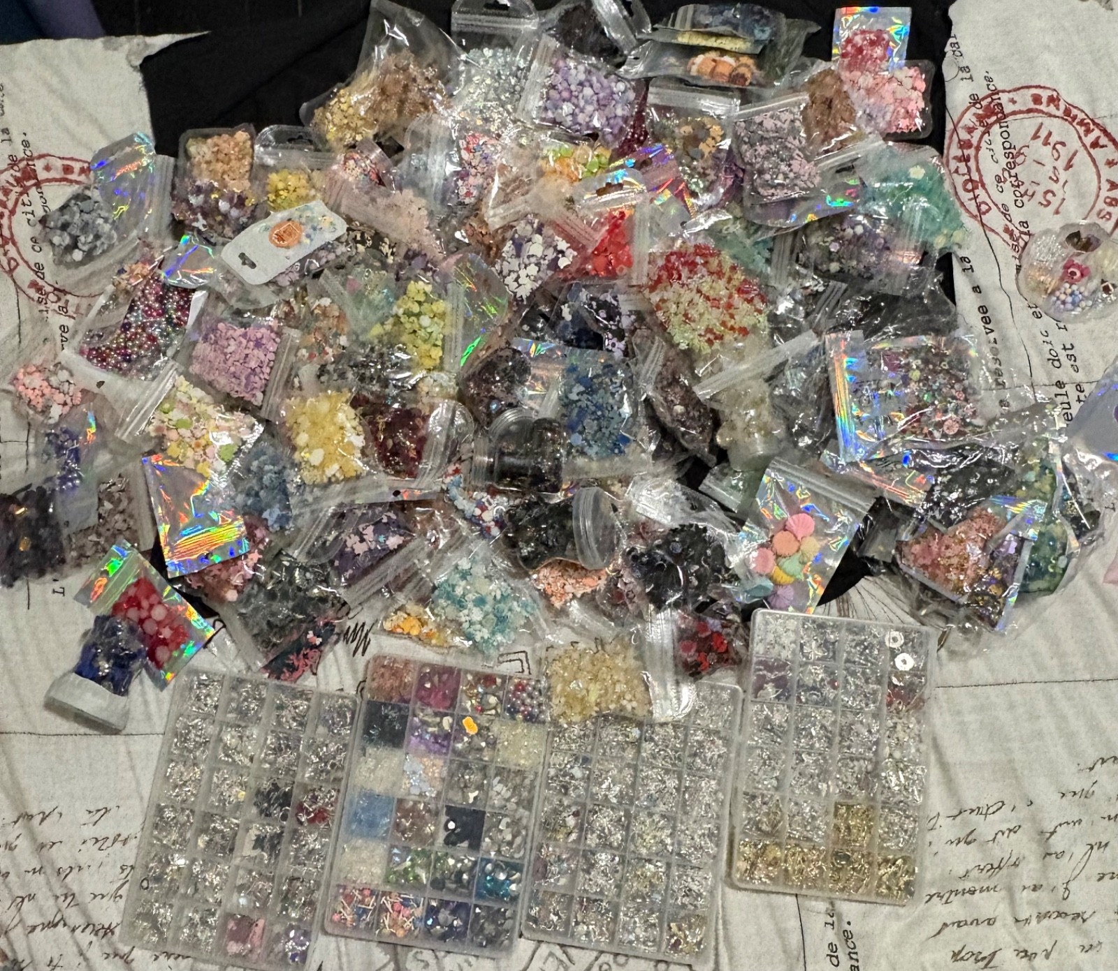 nail charms and can be used to decorate phone cases, etc.