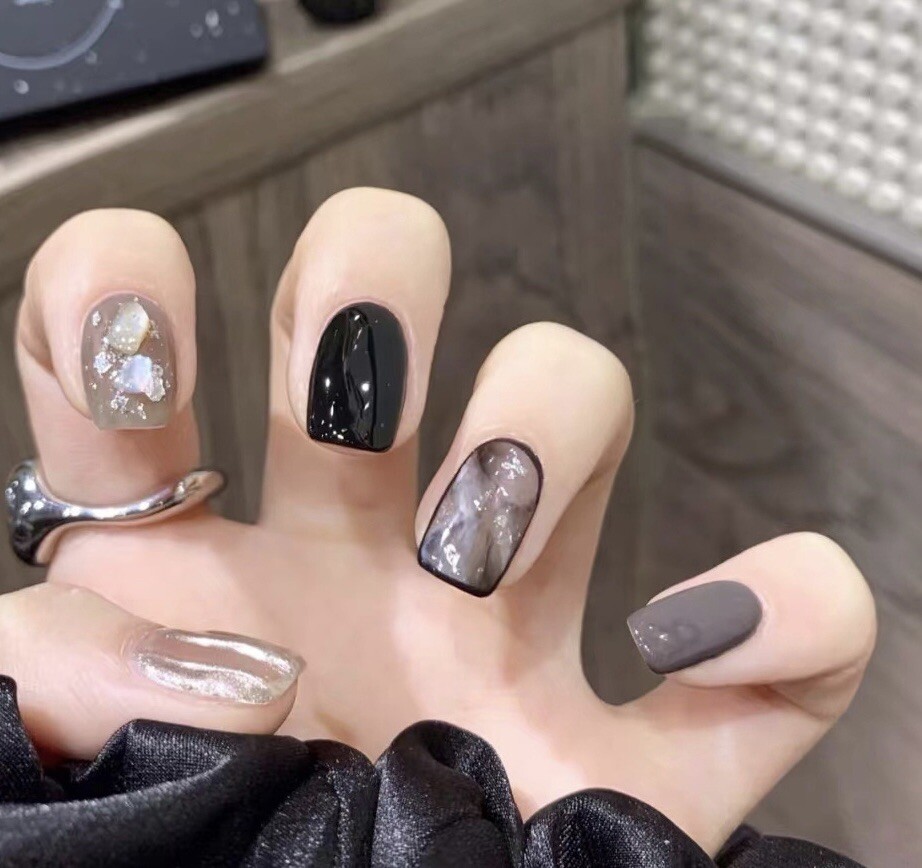 Handmade/customized Reusable press on nails Black And Grey Shiny XS