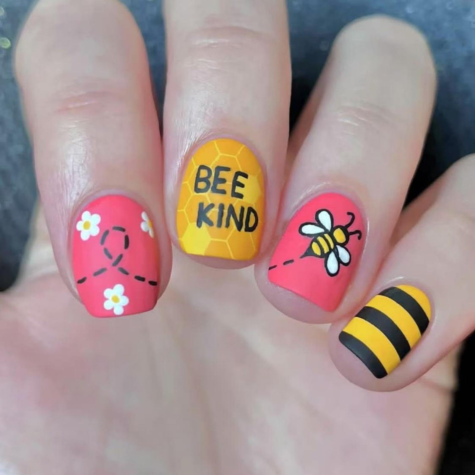 Bee Press on Nails Short Square False Nails withFlower Daisy Design Yellow Bl…