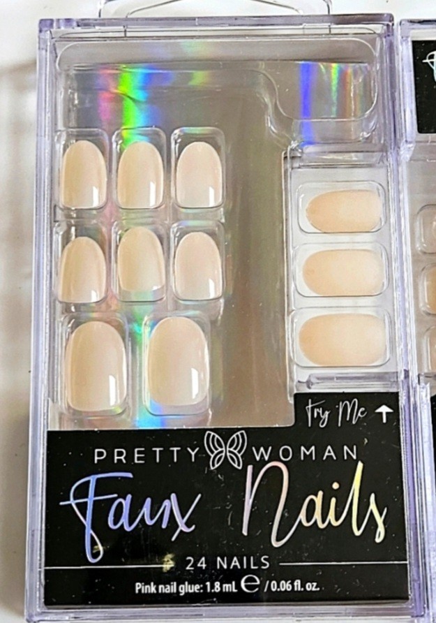 NWT PRETTY🦋WOMAN FAUX NAILS MEDIUM/SHORT CLEAR NUDE!