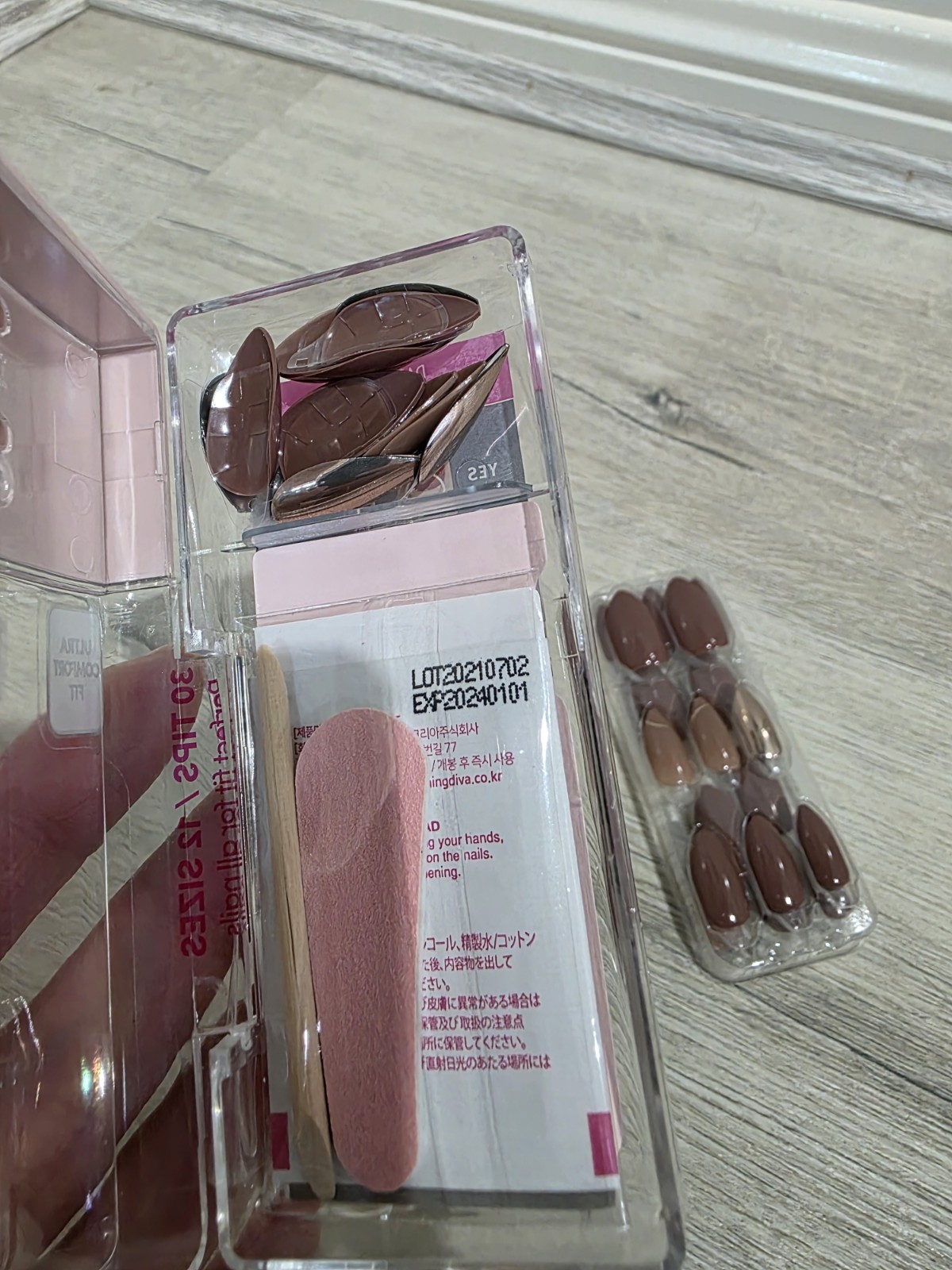 Dashing Diva Magic Press Press-On Nails Stiletto Brown/Gold Metallic Full Cover