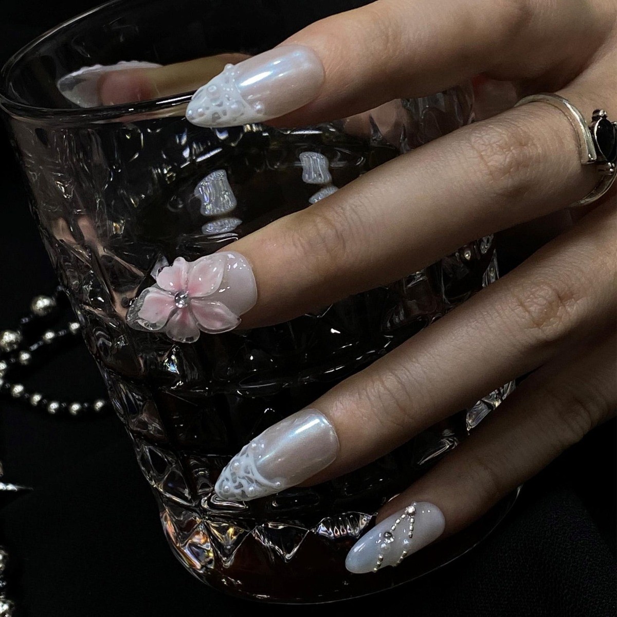 Milky White Floral Handmade Press on Nails Pearl Chain Lace Shiny Fake Nails