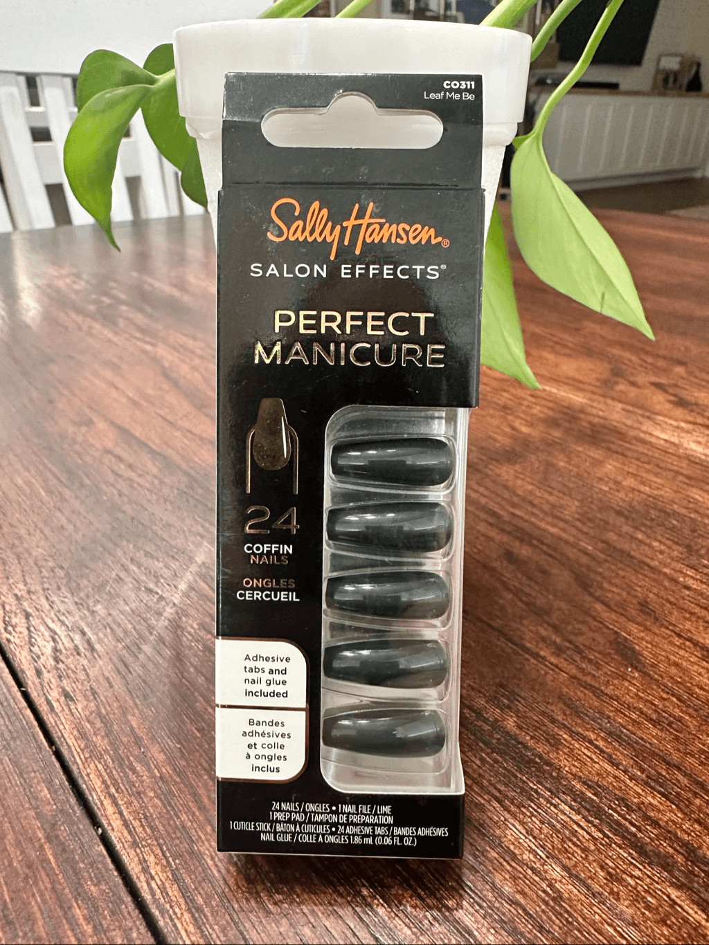 Sally Hansen Salon Manicure 24 Press on Nails With Glue Coffin Black/Green Leaf