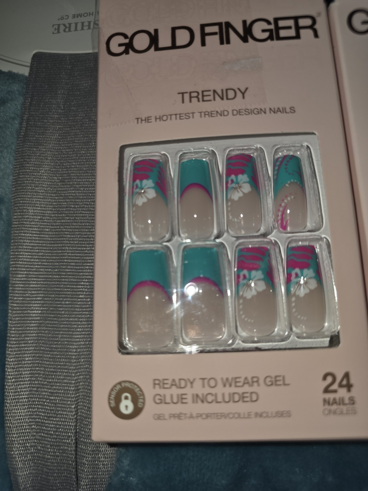 New GOLD FINGER Press-On Finger & Toe Nail Set