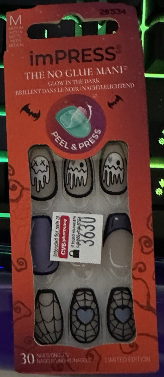Kiss Impress! Nails Medium Halloween Gray Ghosts black cobwebs heart eased