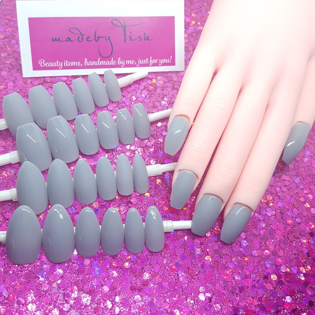 Ready To Wear – Steel A Fan | Light Gray | Coffin or Stiletto Nail Set Press Ons