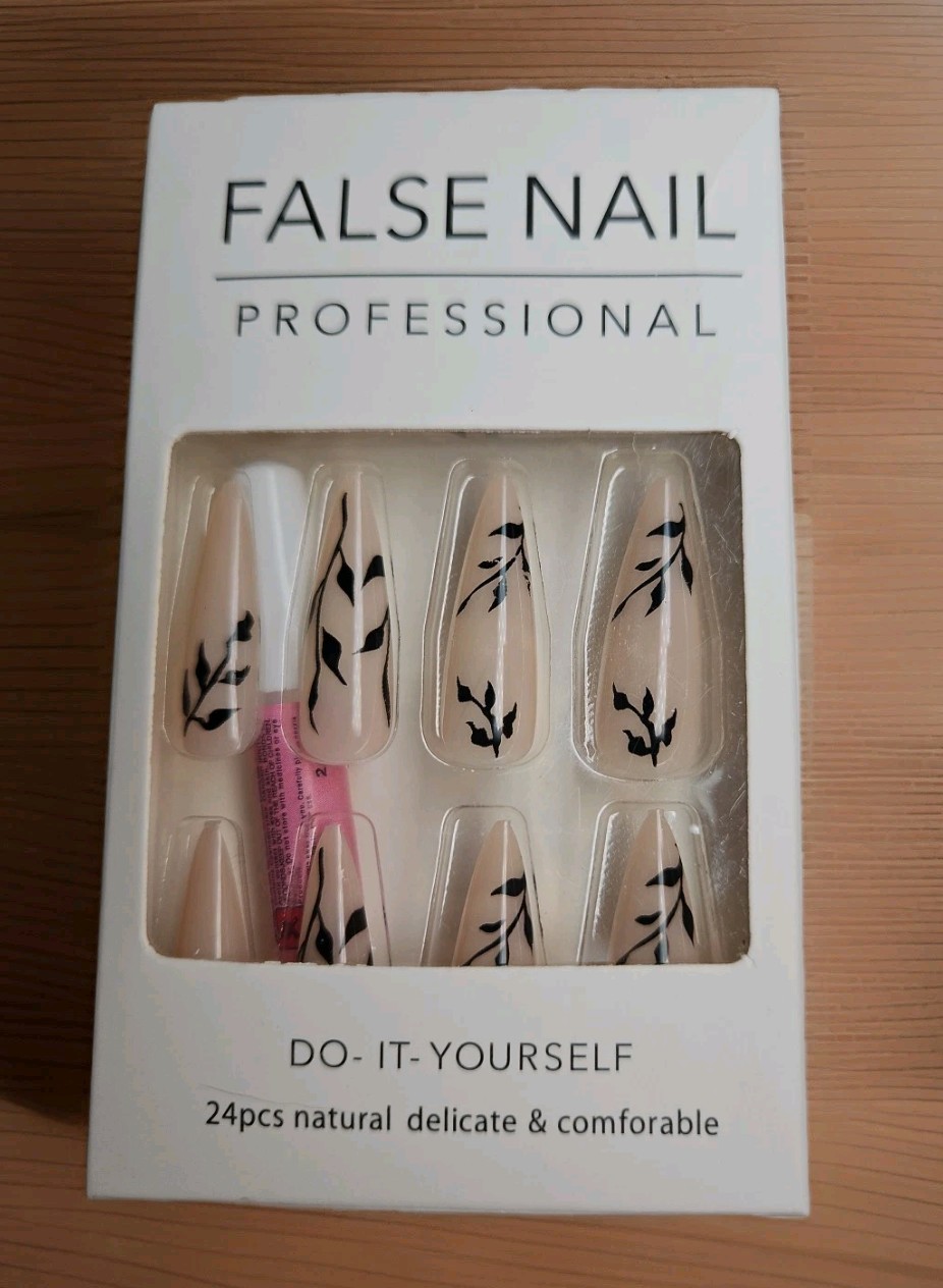 False Nail 24Pcs Black Leaves On Natural Color Nails W/Glue