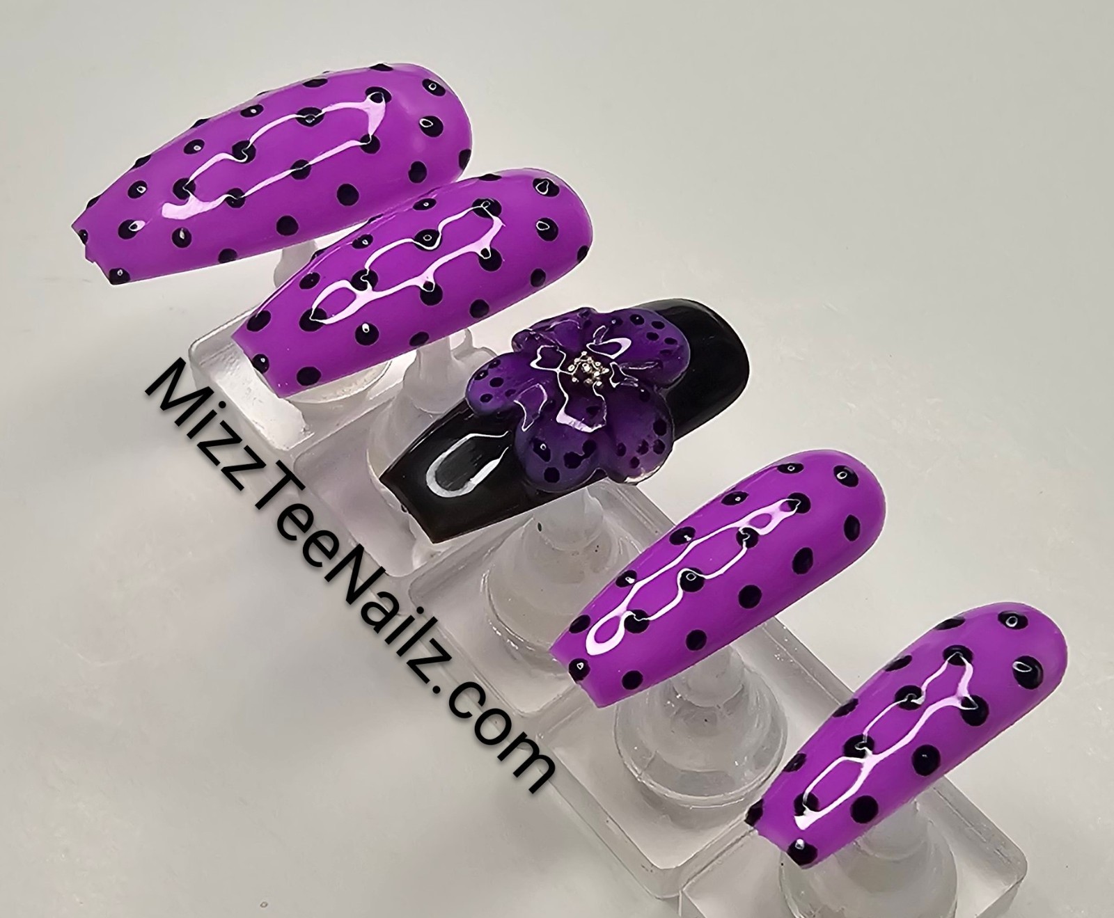 Press-On Nail Set # 107: Polka Dot Passion