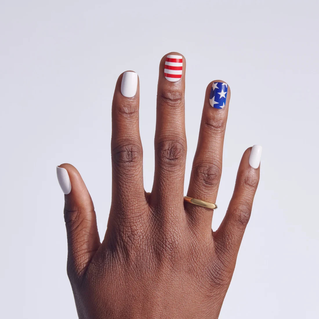KISS 32 GLUE ON NAILS SHORT SQUOVAL RED, WHITE & BLUE MELODY IN MOTION FLAG NEW