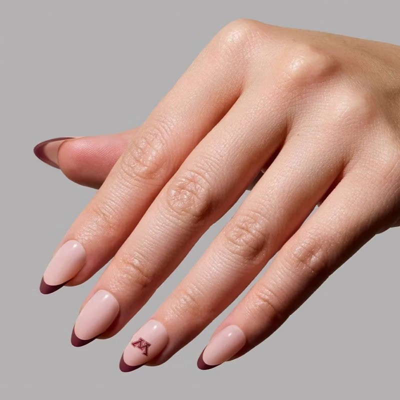 Minnesota Golden Gophers Press-On Nails: Almond Shape, 30 Pieces, Glossy Finish