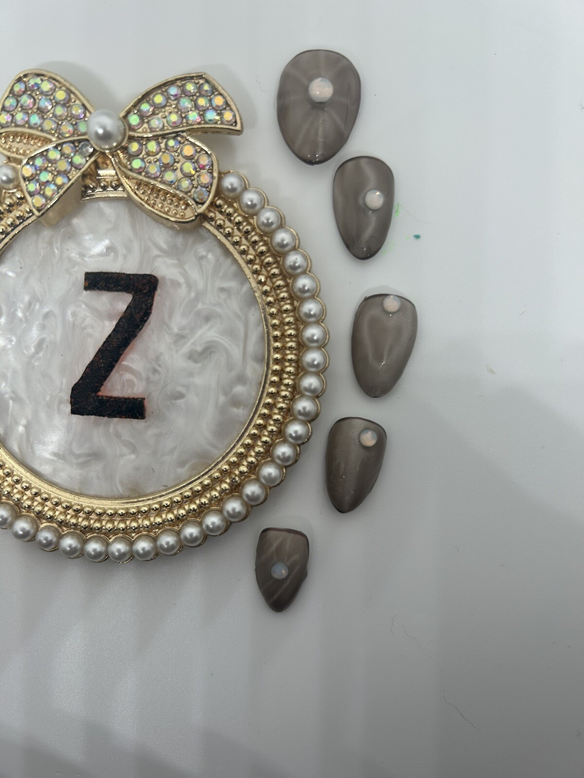 Z NAILZ Handmade M almond Magnetic Beige Press On Nails With “Opals”