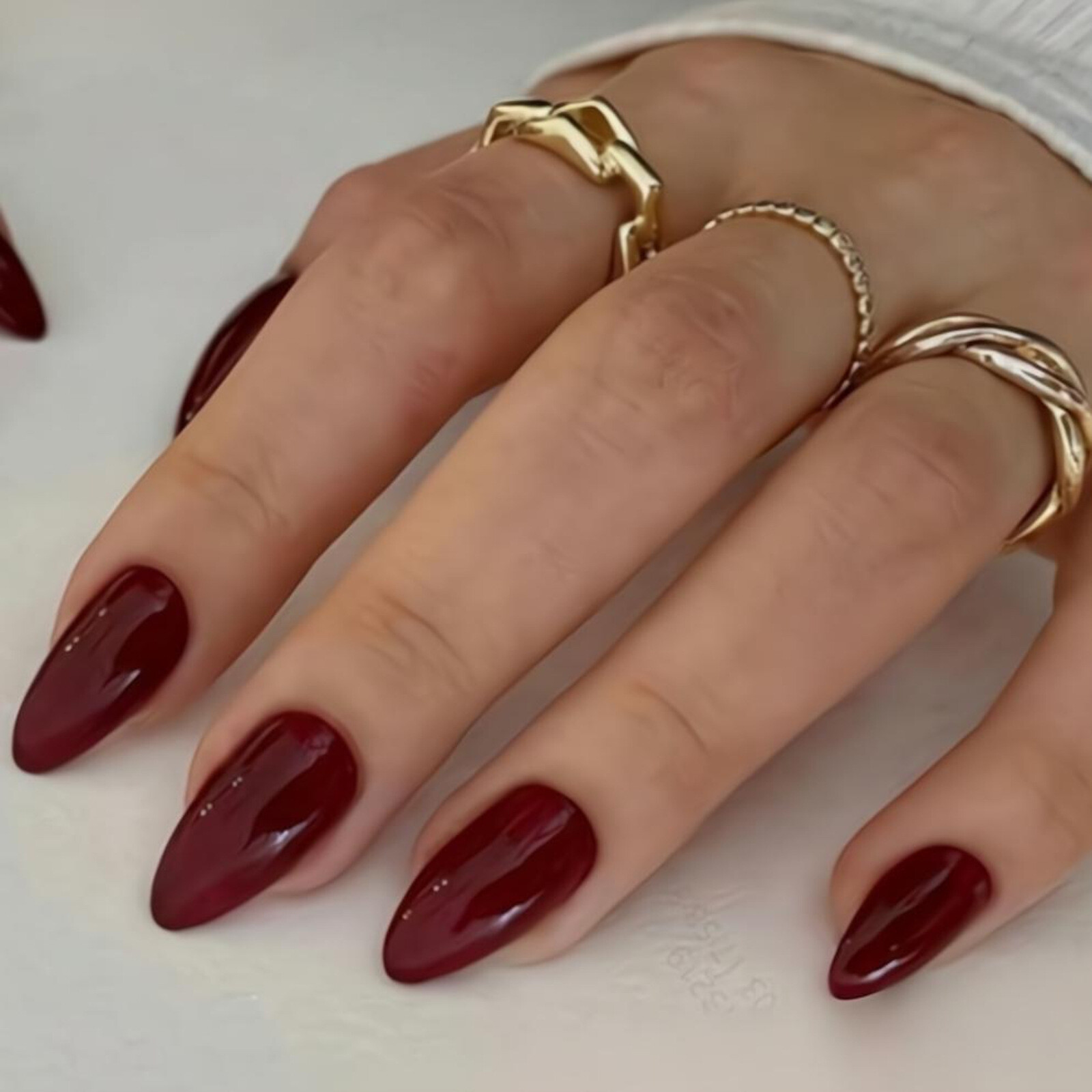 24× Wine Red Solid Color Fake Nails Reusable Medium Almond Press on Nails Glossy