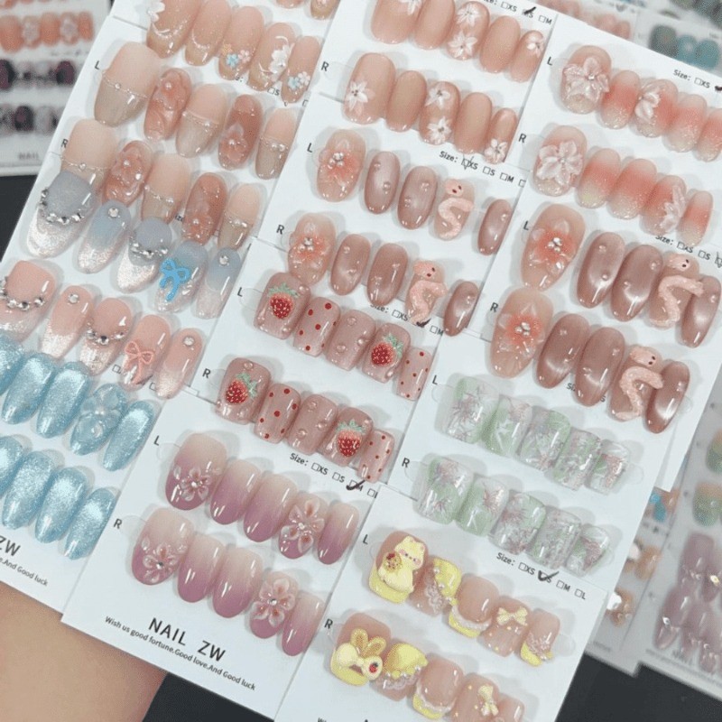 20pcs Handmade Fake Nails 2 Sets Holiday Fake Nails Random Styles Daily Nail Art