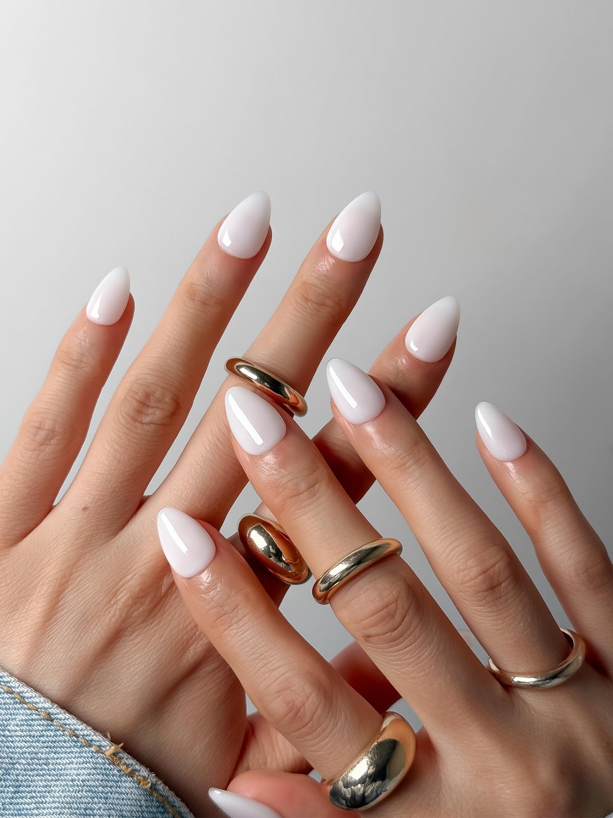 MOKAYIMO Milky White Short Almond Nails S