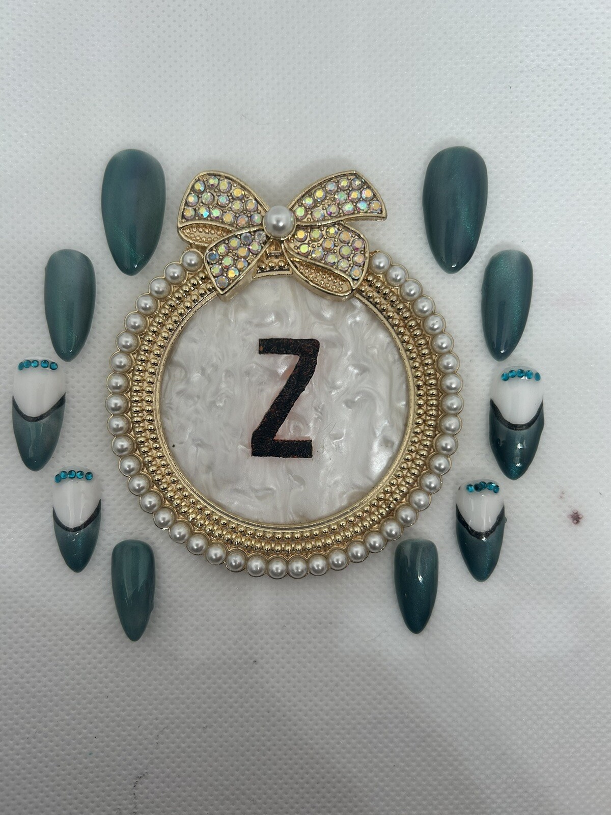 Z NAILZ! Gorgeous M Almond Green Cat Eye. Two Nails Have Stones. Press On Nails