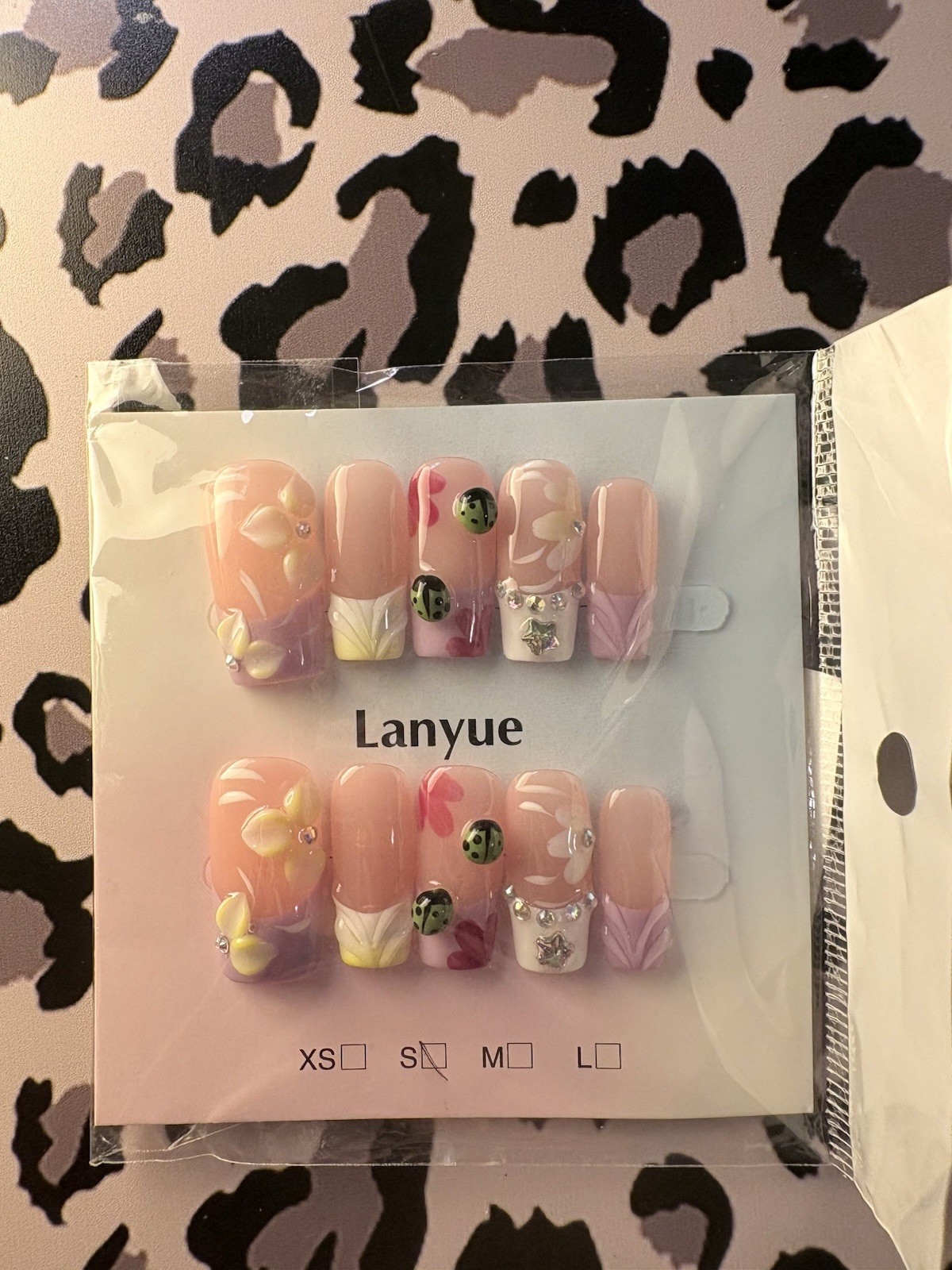 Lanyue Press-On Nails Pink White Green 3D Shiny Ladybug Flowers Small Square