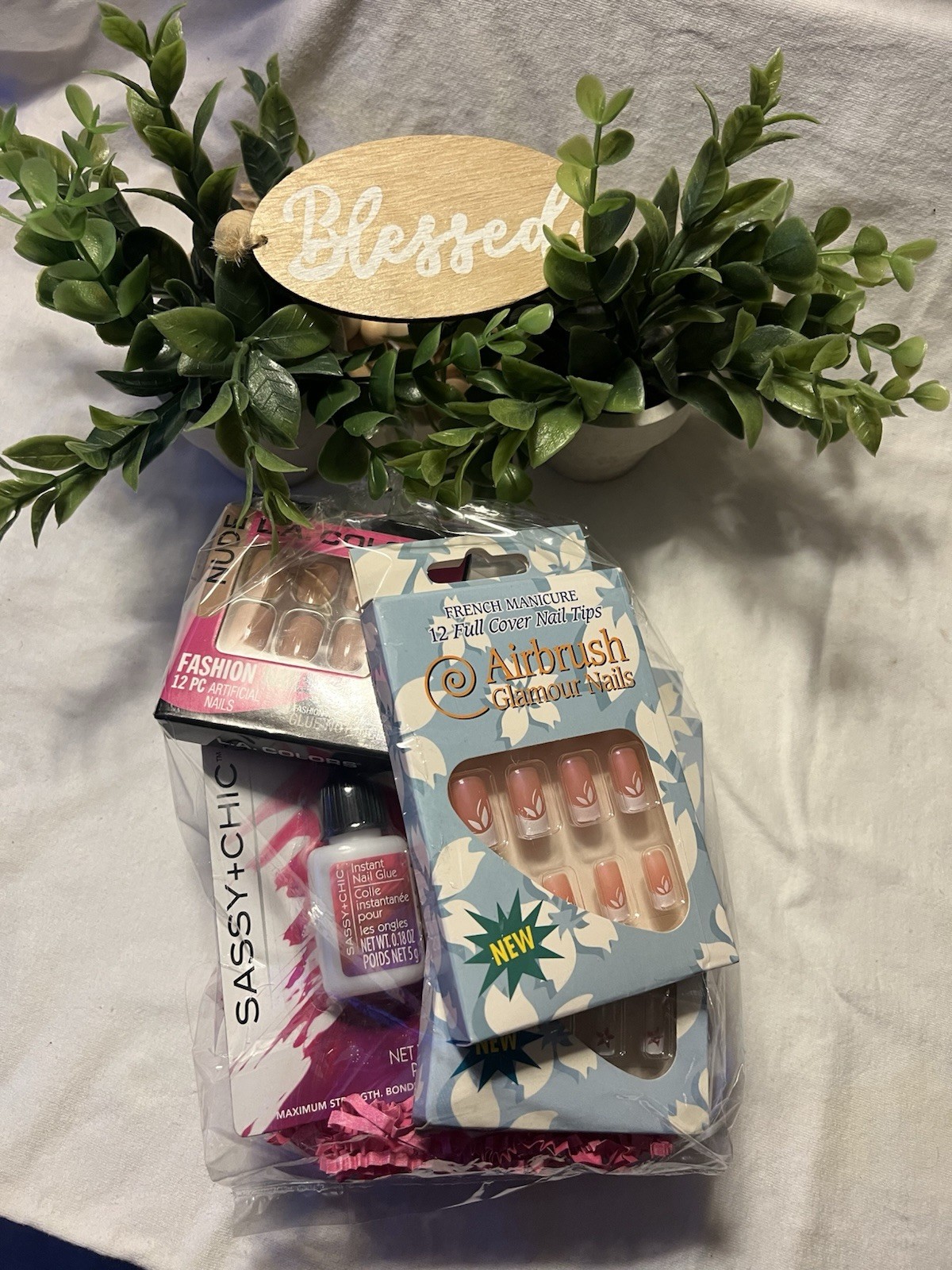 Variety Of Artificial Fingernails With Free Nail Glue