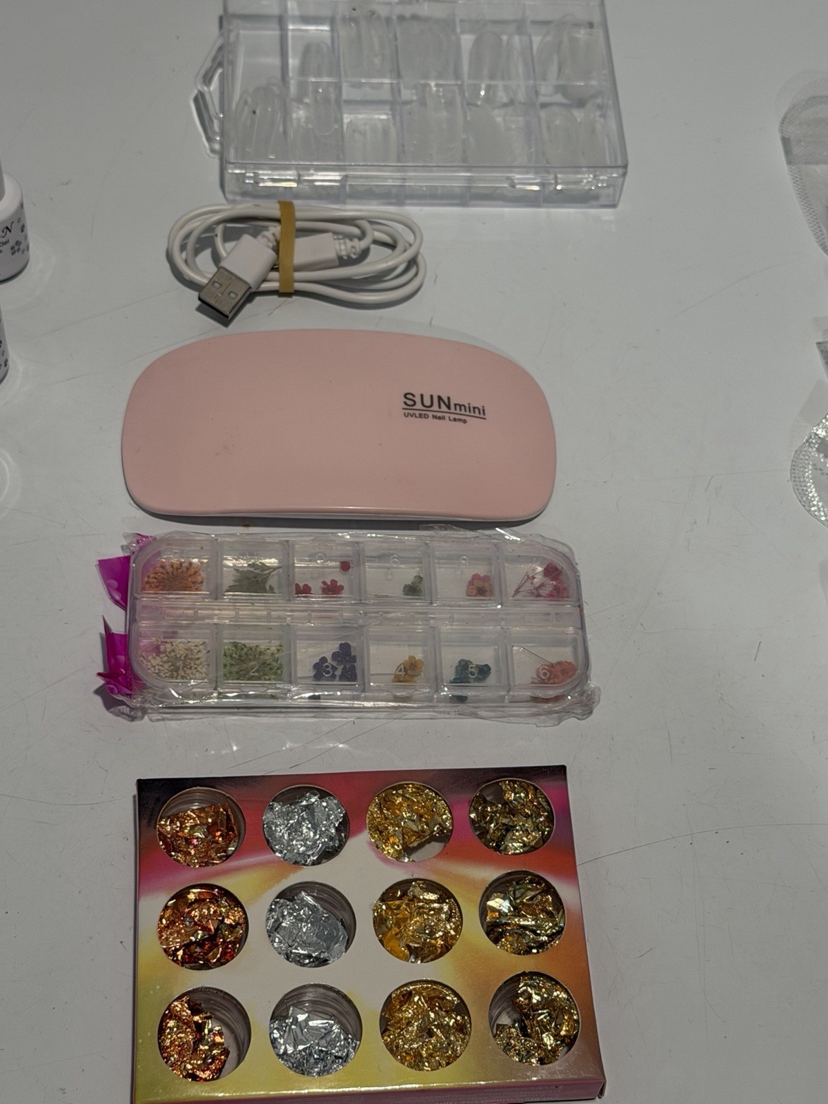 Bundle Nails Art Kit With UV Light And 6 Differents Colors
