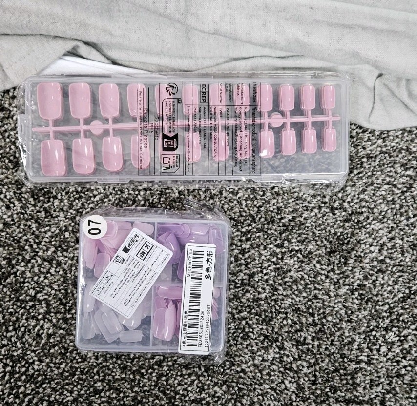 Assortment Press-On-Nails Nails various Colors (2 Packs Approx 144 Nails.)
