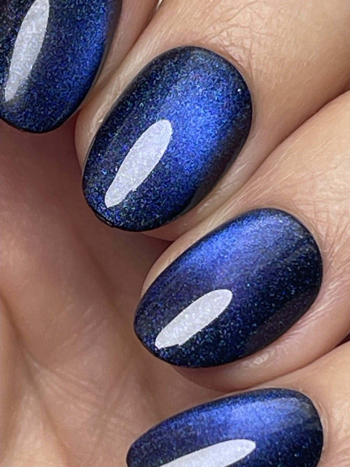 Red Aspen Press-On Nails Marley’s Midnight Muse Short Almond Blue Cat Eye Glue