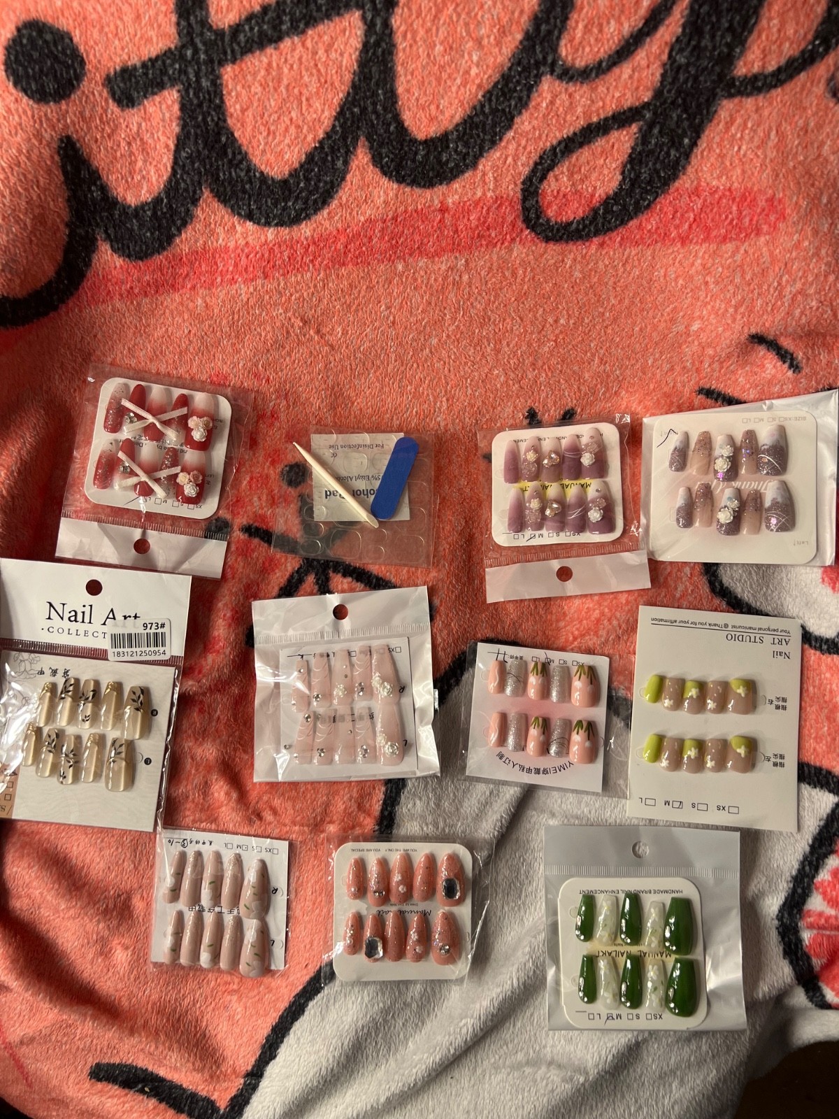 Super high quality, reusable, handmade press on nails. You get 5 pairs with glue
