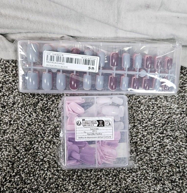Assortment Press-On-Nails Nails various Colors (2 Packs Approx 144 Nails.)