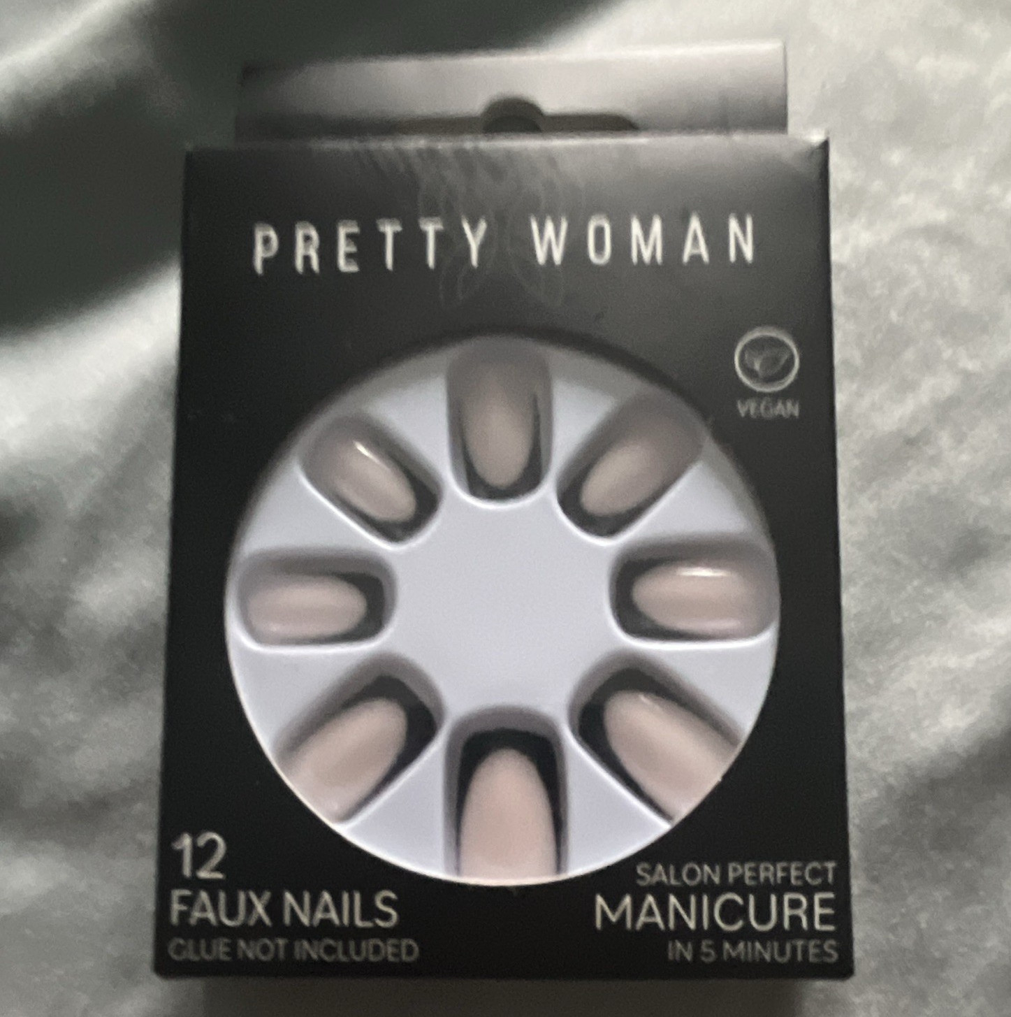 Pretty Woman Beige Shiny Press-On Nails Short Oval Vegan Pre-Designed 12 PDVB375