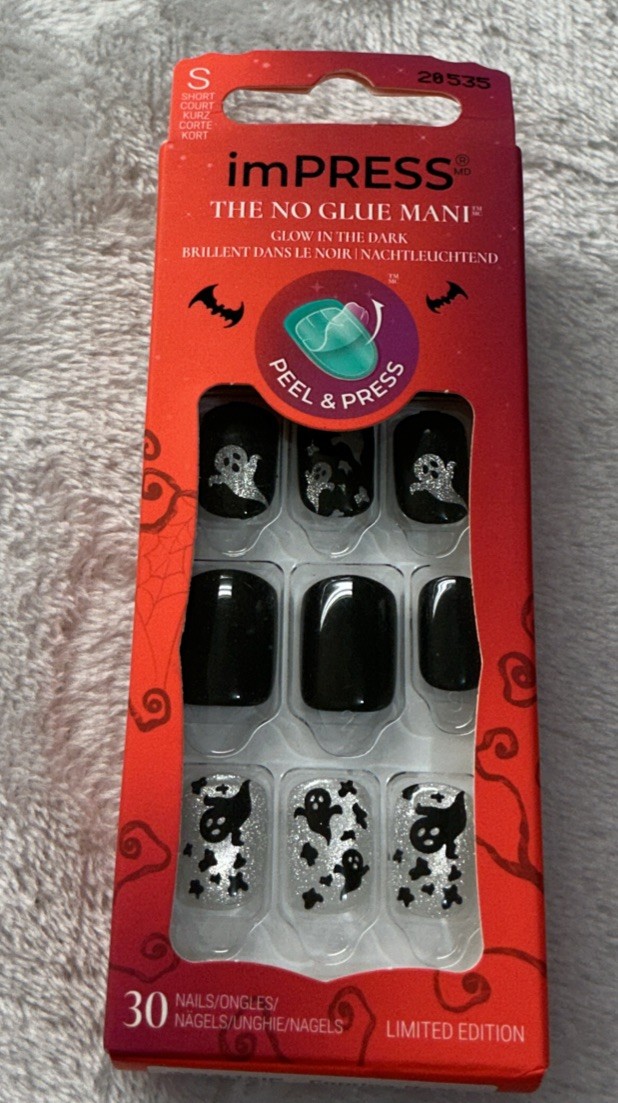 KISS imPRESS Glow in the dark. Peel and press stick on nails. Glow in the dark!