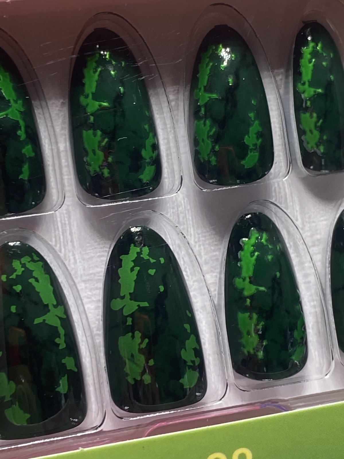 NEW LMTD WICKED MOVIE X KISS NAILS 28 GLUE MED ALMOND DARK GREEN W/LIGHT GREEN