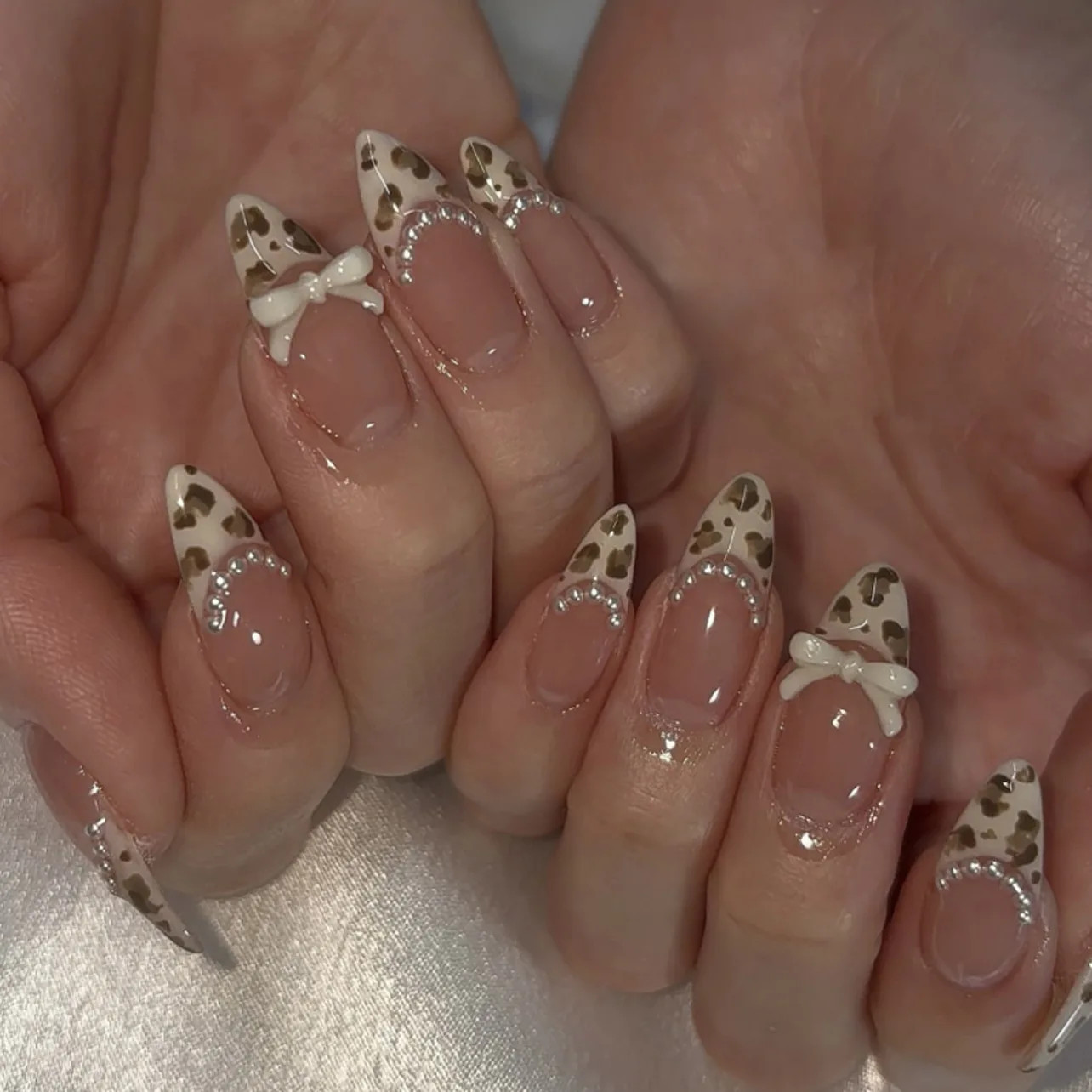 24pcs 3D Floral Press on Nails: French Almond Bow Pearl Fake Nails