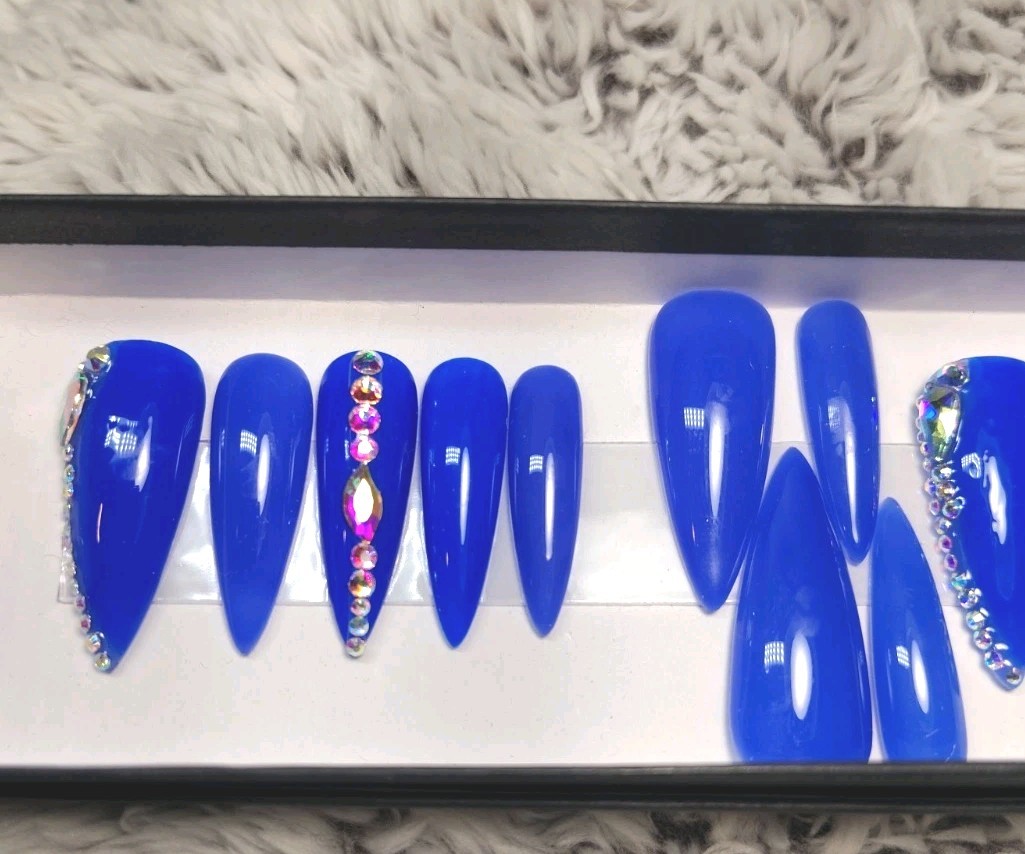 Handmade Nails. Size Large(0,4,3,5,7) Includes Application Kit