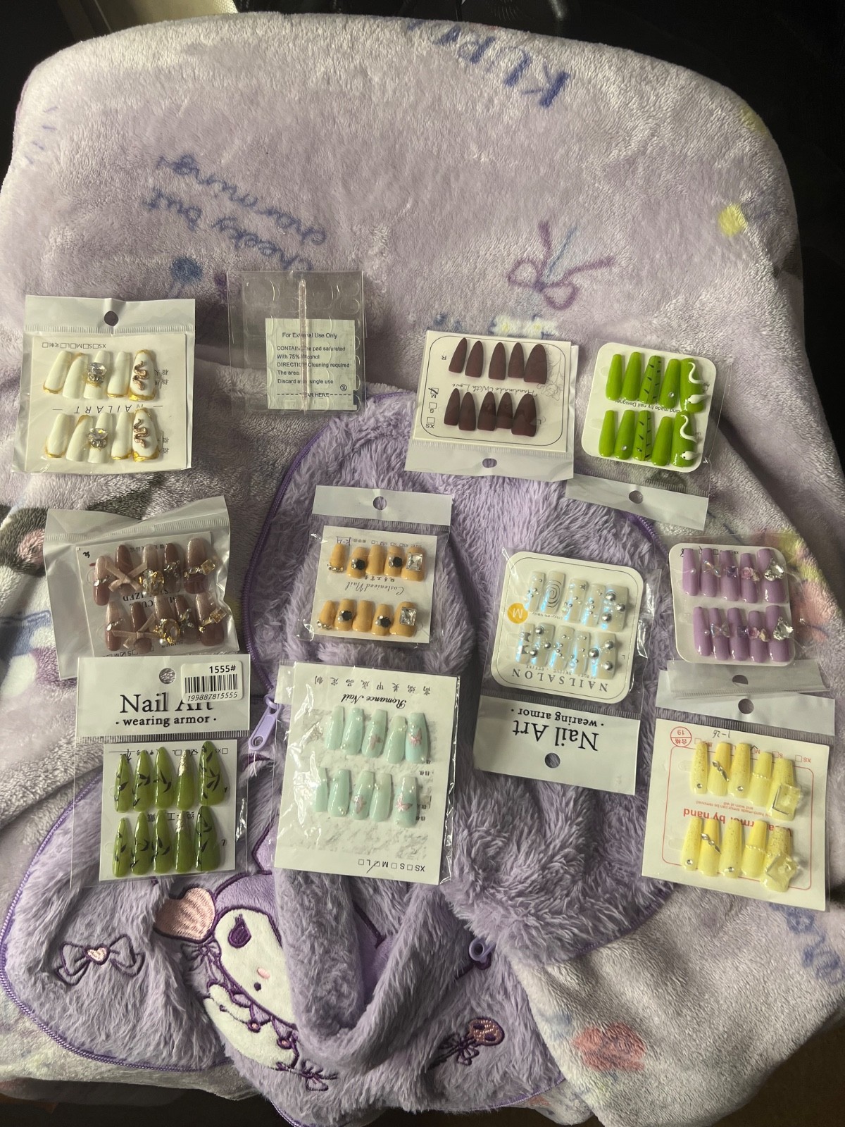 Super high quality, reusable, handmade press on nails. You get 5 pairs with glue