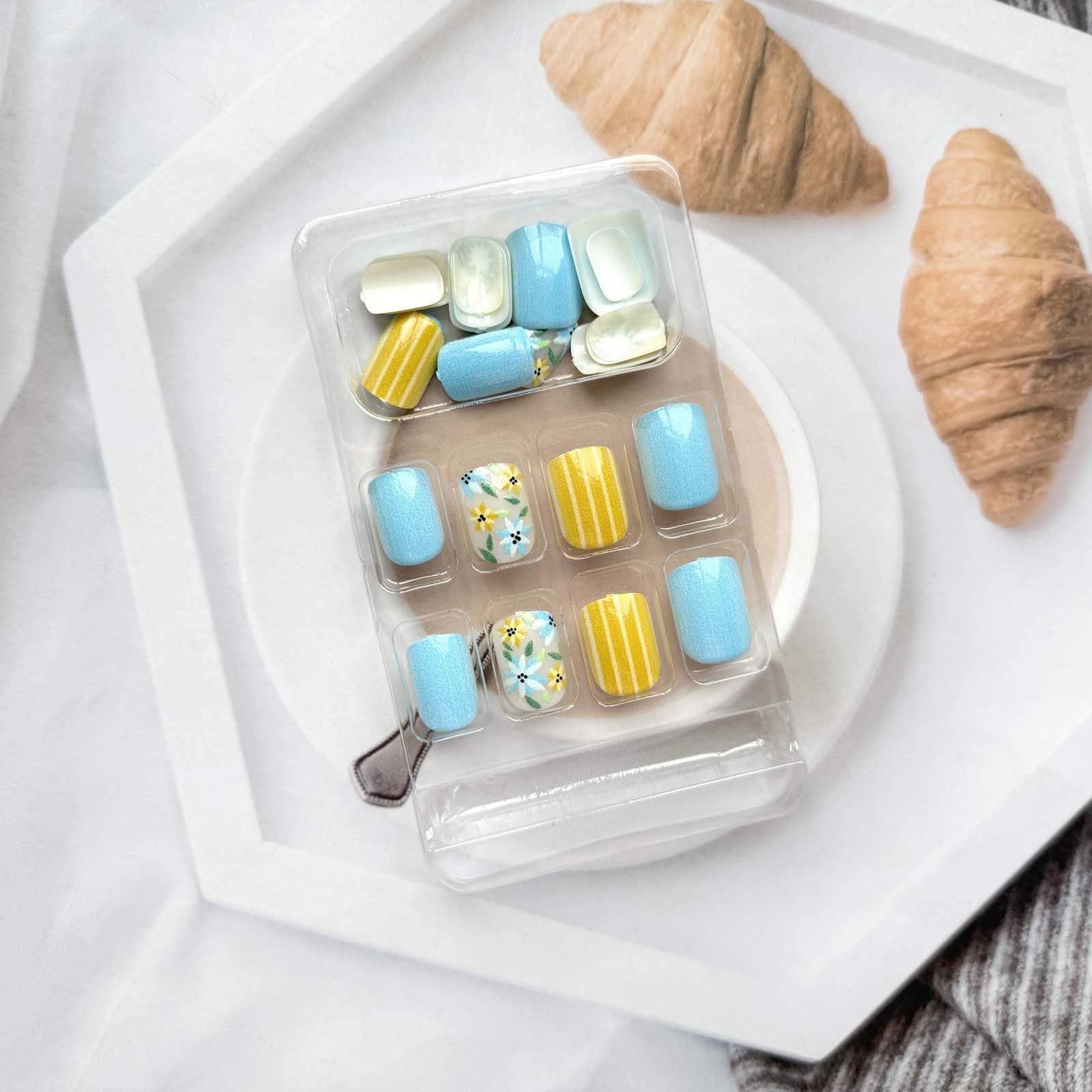 24Pcs Short Press on Nails Spring Blue Yellow Flower Fake Nails with Stripe S…