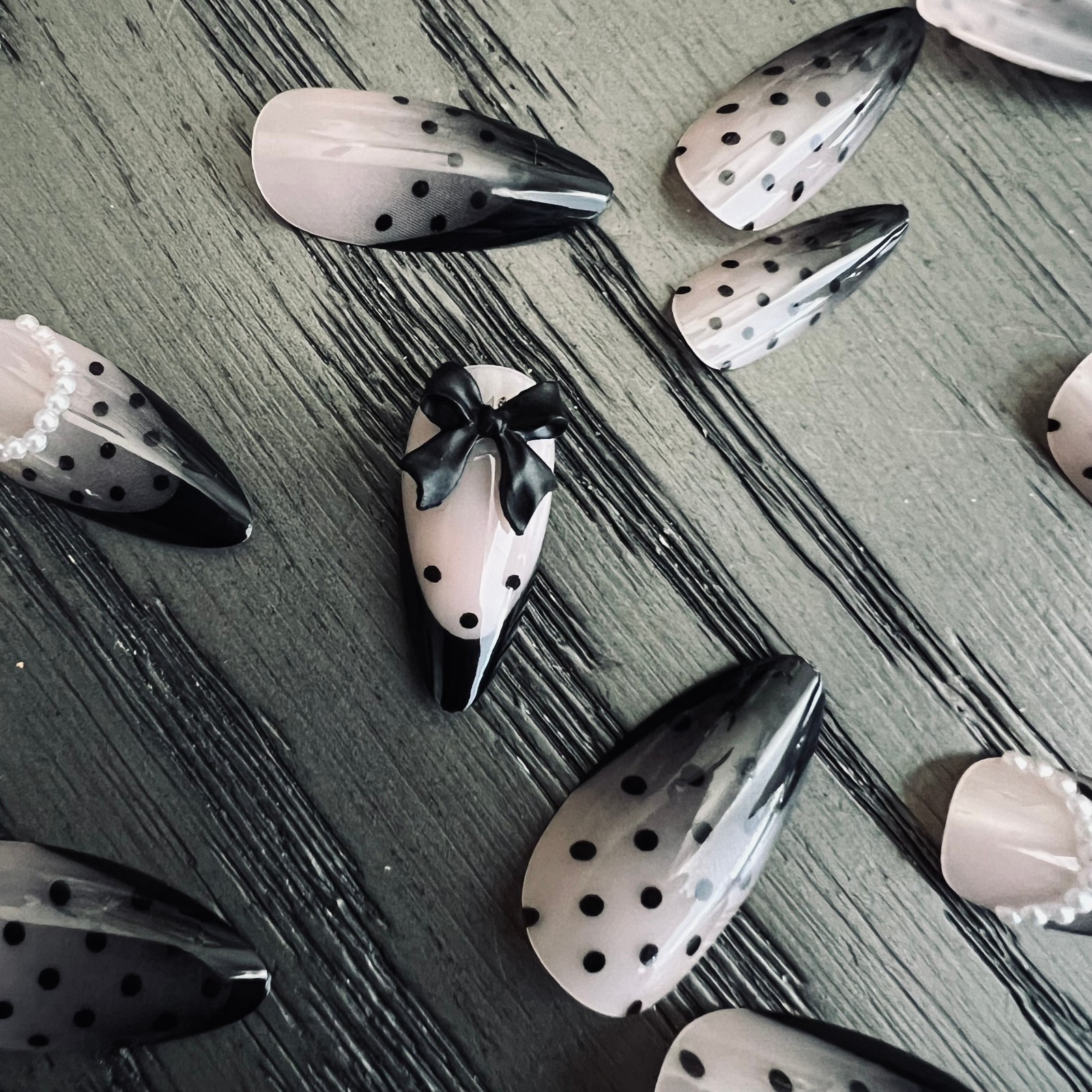 🖤 New! 24 Pcs 3D Pearls Bows & Lace Press on Nail Set Medium Almond Shaped