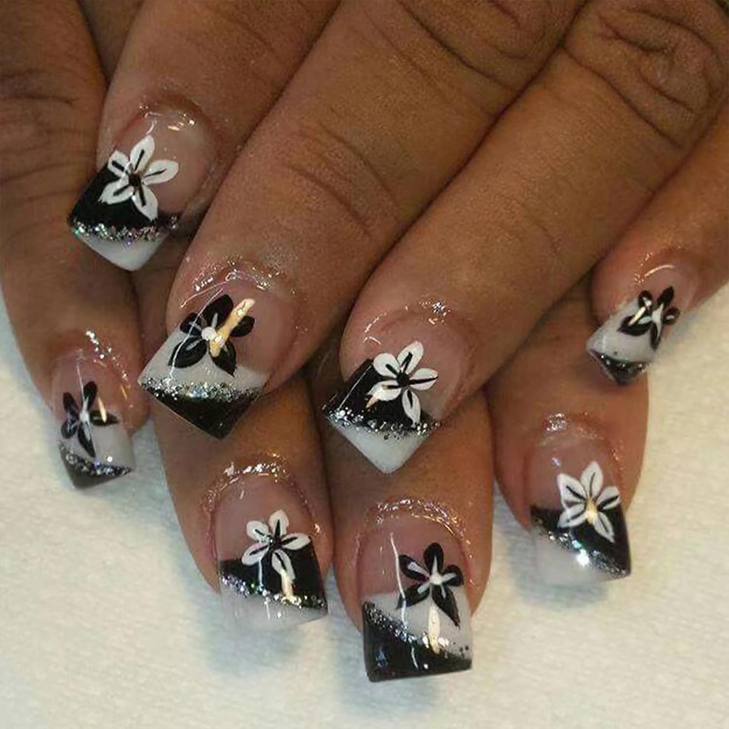 24Pcs French Tip Press on Nails Short Square Fake Nails with Black White Desi…
