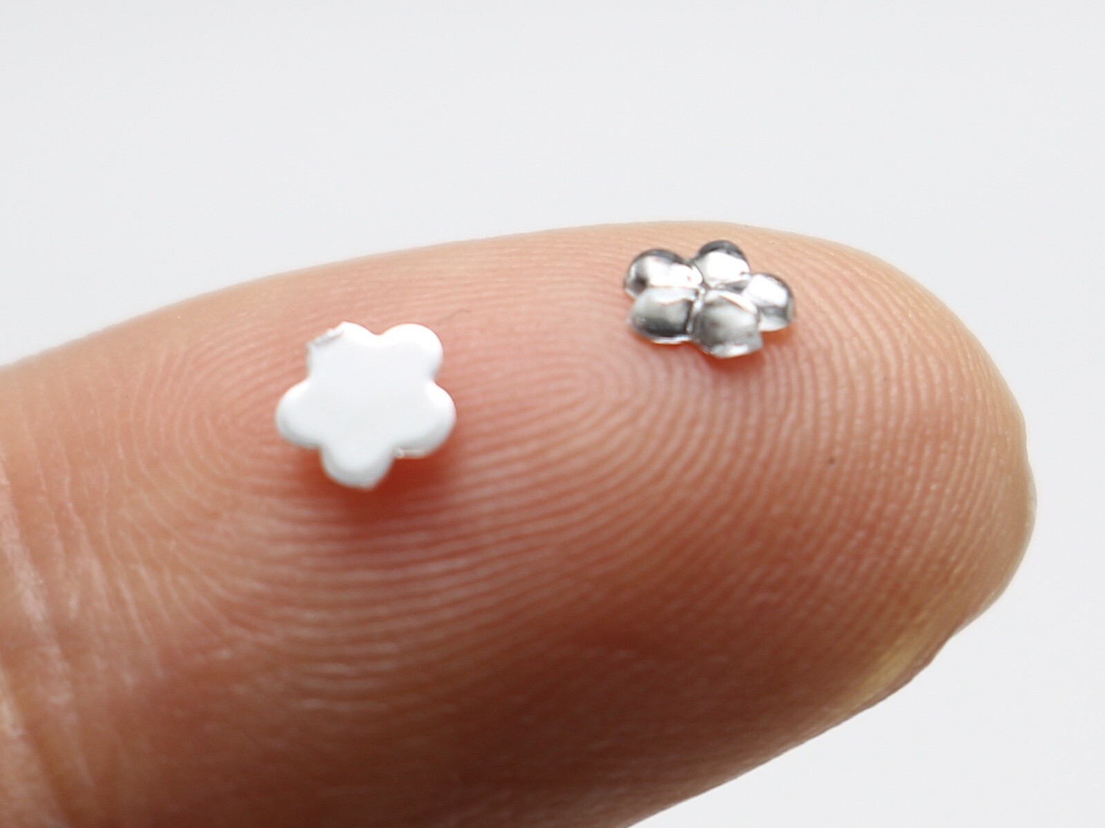 1200 Acrylic FlatBack Rhinestones Mini Flower Gems 4mm with Wheel Nail Art Tips
