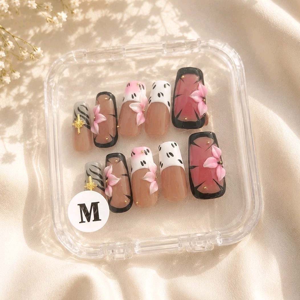 Luxury Handcrafted Press-on Nails Medium Set. 10 Nails. New In Box